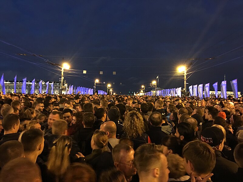 File:2017 Scarlet Sails Saint Petersburg Bridge Traffic.JPG