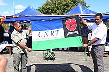 Variante der Flagge des Conselho Nacional de Resistência Timorense mit dem vollständigen Namen der Organisation