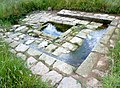 La fontaine de dévotion située à proximité de la chapelle de la Trinité.