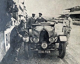 Mmes Mareuse & Siko with their Bugatti in the pits 24 Heures du Mans 1930, la Bugatti T40 de Mmes Mareuse et Siko, septiemes.jpg