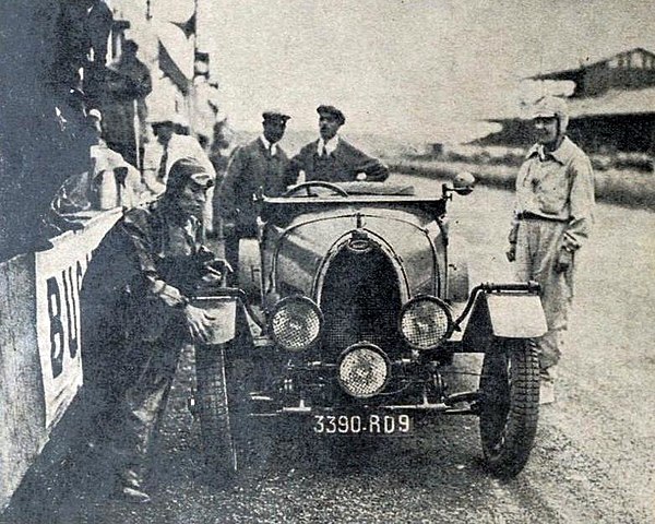 Mmes Mareuse & Siko with their Bugatti in the pits