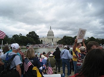 English: Tea Party protesters fill the Nationa...