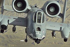 A-10 Thunderbolt II в операции непосредственной авиационной поддержки, Афганистан, 2008 год. Лазерный датчик Pave Penny (по стрелке). Двухкилевое оперение экранирует тепловое и акустическое излучение двигателей (реактивных струй), расположенных в хвостовой части над фюзеляжем.