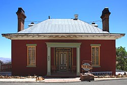 A490, Virjiniya Siti, Nevada, AQSh, Chollar Mansion, 2016.jpg