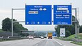 Ankündigung des Autobahnkreuzes Neufahrn A 9 in 1.000 m Abstand. Mit Hinweisen auf Flughafen und Industriegebiet.