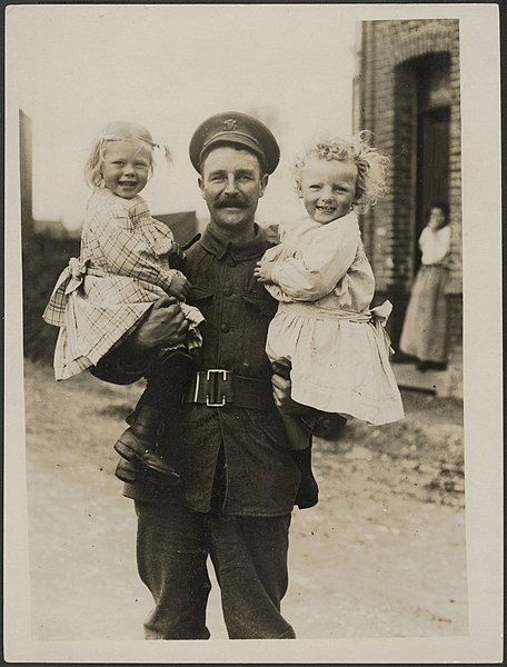 File:A British soldier with French children, Bestanddeelnr 158-2323.jpg