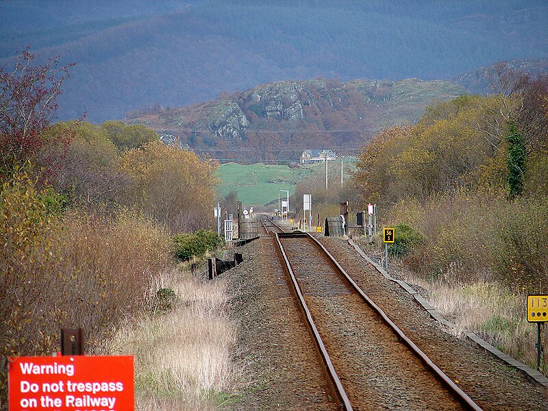 File:A view to the north from Tygwyn Level Crossing - geograph.org.uk - 1074857.jpg