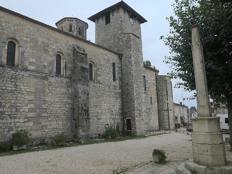 File:Abbaye Saint-Pierre (Vertheuil) außen Turm.jpg