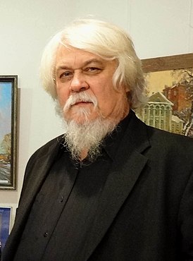 Александр Мочалов на фоне картин Дмитрия Сенникова.