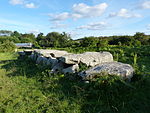 Überdachte Gasse und Menhir von Prajou-Menhir - 01.jpg