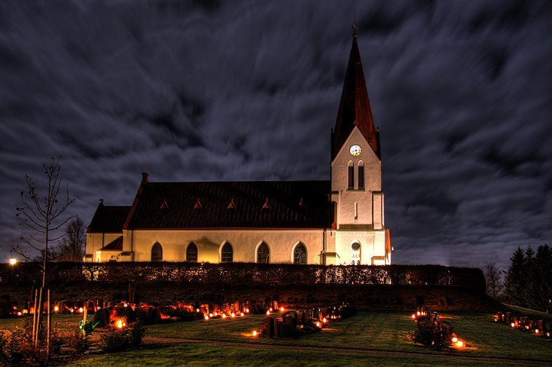 File:Alla helgons dag vid Röke kyrka-1.jpg