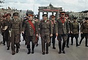 Alliéiert Militär virum Brandenburger Tor no der däitscher Kapitulatioun