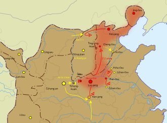 Mapa severovýchodní Číny, druhá ze série map dokumentujících průběh povstání. Červeně je nyní obarven západní Che-pej, takže povstalci drží souvislé území, červené šipky míří mnoha směry, ale jsou odraženy, žluté šipky značí tchangské jednotky poslané na pomoc obléhanému Nan-jangu / Teng-čou na jihu.