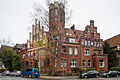 Deutsch: Wohnhaus Haus Mohrmann am Herrenhäuser Kirchweg und der Reinholdstraße Nr. 7 und 5 im Stadtteil Nordstadt von Hannover. Ansicht vom Herrenhäuser Kirchweg. English: Apartment house Haus Mohrmann located at Herrenhaeuser Kirchweg no. 11 and Reinholdstrasse no. 7 and 5 in Nordstadt quarter of Hannover, Germany. View from Herrenhaeuser Kirchweg.