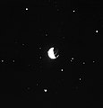 Apollon 16 kosmonavtları tərəfindən Ay səthindən ultrabənövşəyi fotoaparat ilə və aşağı enstante ilə çəkilən bir fotoşəkil. Dünya ilə birlikdə ulduzlar görünür.