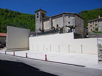 Pelota court and church in Aranaratxe, Navarre, Spain Aranaratxeko pilotalekua eta eliza, Ameskoa Harana, Nafarroa, Euskal Herria. 2015-05-07.jpg