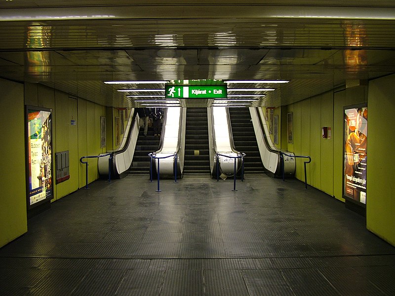 File:Arany János utca, Budapest metro3.JPG