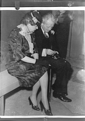 File:Arnold Genthe seated on a bench loading a camera next to a woman friend LOC agc.7a09577.tif