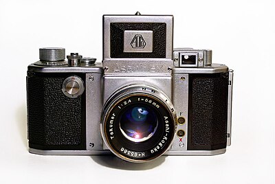 Год выпуска камеры. Praktiflex фотоаппарат. В 1861 году т. Сэттон создал первый зеркальный фотоаппарат.. Фотоаппарат в 1861. Первый зеркальный фотоаппарат.