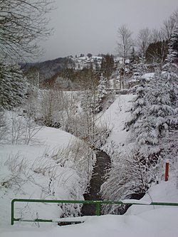 Kışın Bärenloch vadisinin dibinden görülen Aschberg.