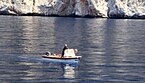 Monge com barco a motor e telefone celular ... busca uma entrega de provisões no barco de excursão (2002)