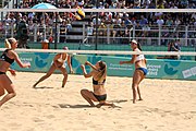 Deutsch: Beachvolleyball bei den Olympischen Jugendspielen 2018; Tag 11, 17. Oktober 2018; Jungen, Spiel um Platz 3 – USA (Devon Newberry/Lindsey Sparks)-Norwegen (Emilie Olimstad/Frida Berntsen) 1:2 (21–1/13–21/9–15) English: Beach volleyball at the 2018 Summer Youth Olympics at 17 October 2018 – Bronze Medal Match – USA (Devon Newberry/Lindsey Sparks)-Norway (Emilie Olimstad/Frida Berntsen) 1:2 (21–1/13–21/9–15)