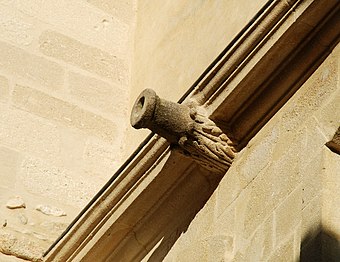 Gargouille en forme de canon ornée de feuilles d'acanthe.