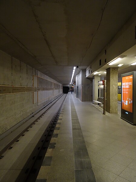 File:Berlin - U-Bahnhof Kaiserin-Augusta-Straße (15842627932).jpg