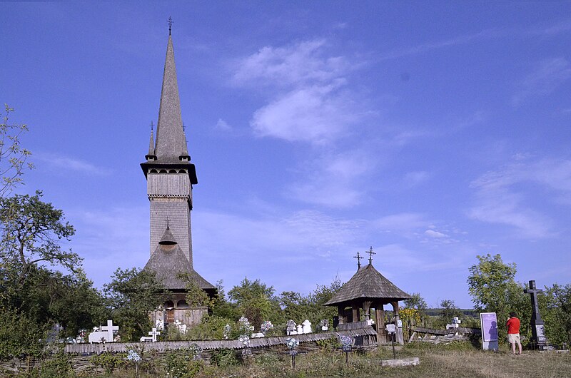 File:Biserica de lemn „Sf.Arhangheli” de la Plopiș.jpg