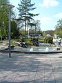 Der Schäfer-Brunnen, im Hintergrund das Parkhotel. Dahinter liegt der Kaiser Karls Park