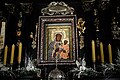 L’icône de la Vierge noire de Częstochowa (en) (Pologne) et la rose d'or qui lui a été décernée.