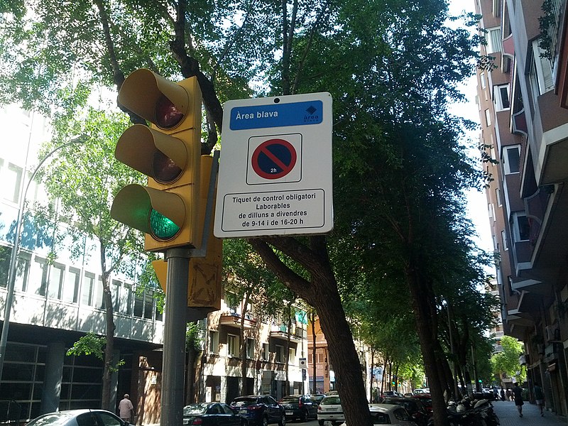 File:Blue metered parking zone (17844441444).jpg