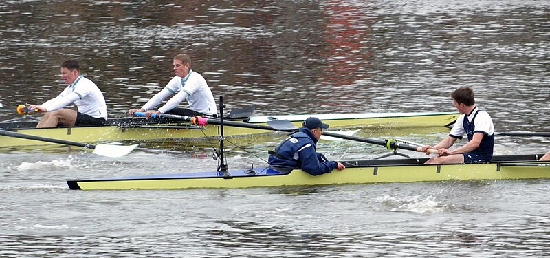 File:Boat Race after Barnes Bridge 2003 - avoiding blades clash.jpg