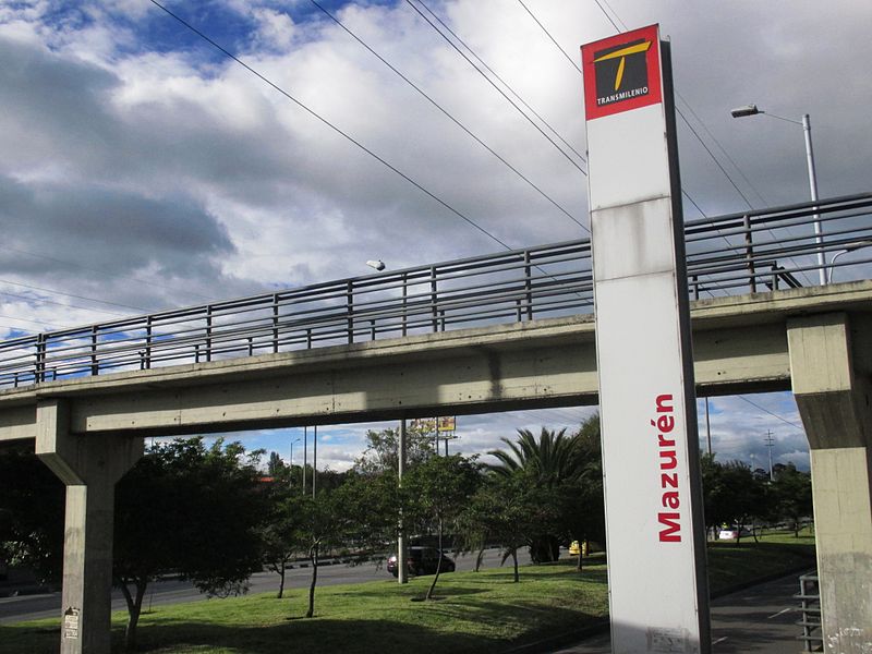 File:Bogotá, estación TransMilenio, Mazurén.JPG