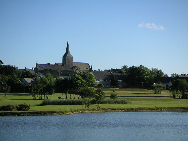 File:Bourg Saint-Pierre-de-Plesguen vue etang.JPG
