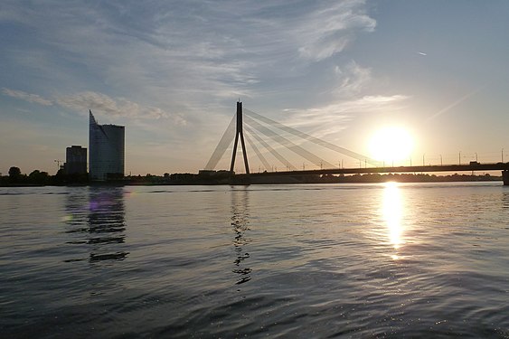 Brücke von Riga im Gegenlicht
