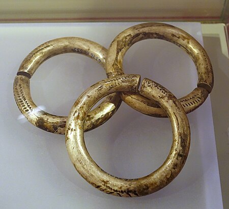 Tập tin:Bracelets, E De, Dac Lac, 1967, silver - Vietnamese Women's Museum - Hanoi, Vietnam - DSC04052.JPG