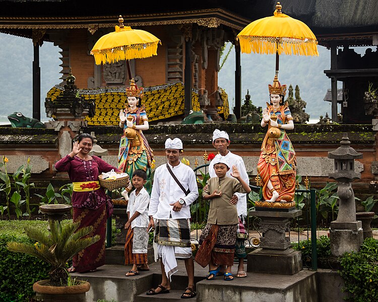 File:Bratan Bali Indonesia Balinese-family-after-Puja-01.jpg