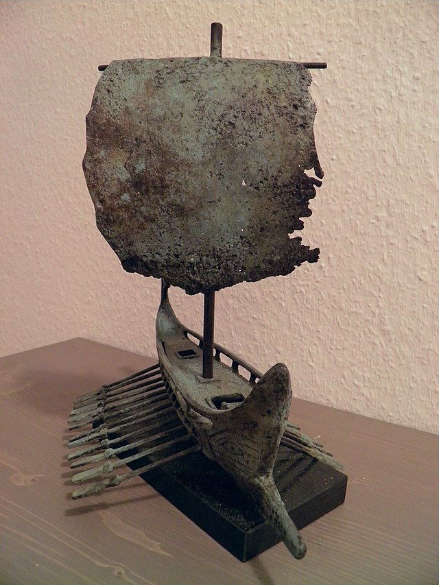 Représentation moderne en bronze d'un pentécontère grec