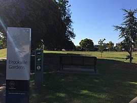 Brookville Gardens, Toorak med skilt.jpg