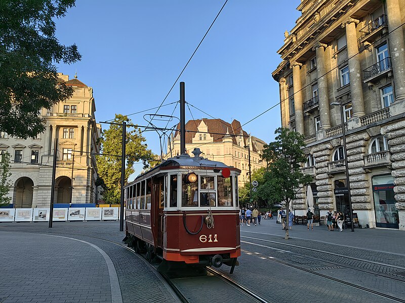 File:Budapest, Kossuth Lajos tér, nosztalgia villamos, 6.jpg