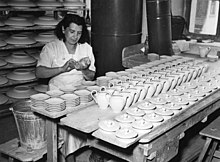 Fettling cups at the Selb factory in 1956 Bundesarchiv B 145 Bild-F003618-0002, Selb, Verein der keramischen Industrie.jpg