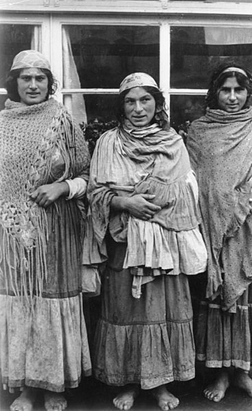 File:Bundesarchiv Bild 183-B11267, Warschau, drei Sinti und Roma-Frauen.jpg