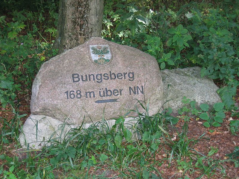 File:Bungsberg-wegweisender-stein.jpg