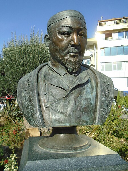 Dosya:Bust of Abay Kunanbayoğlu, Istanbul (2023-10-23) 11.jpg