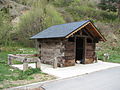 Caseta construida con traviesas de tren. Cercedilla. España.