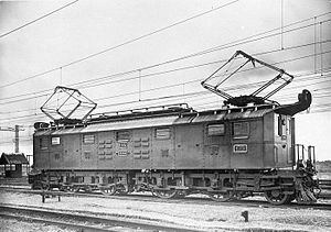 COLLECTIE TROPENMUSEUM Een elektrische locomotief van de Staatsspoorwegen TMnr 10007616.jpg
