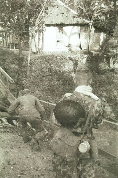 File:COLLECTIE TROPENMUSEUM Militairen bij een kapotte brug tijdens de eerste politionele actie TMnr 10029156.jpg