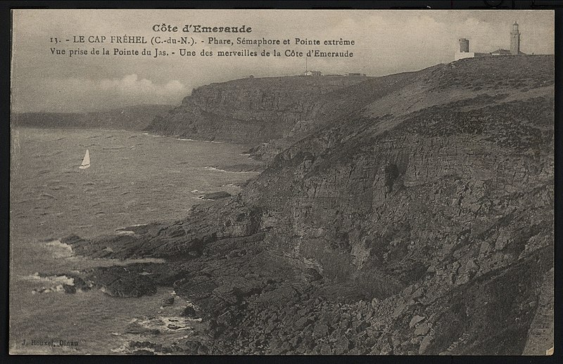 File:Cap Fréhel - Phare sémaphore et pointe extrême vue prise de la Pointe du Jas - AD22 - 16FI3849.jpg