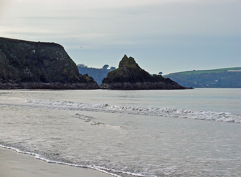 File:Cat Rock and Dinas Bay, low spring tide - geograph.org.uk - 3294085.jpg